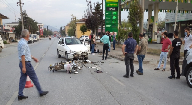 Otomobille motosikletin çarpışma anı güvenlik kamerasında