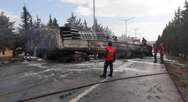 Bursaİzmir kara yolunda kamyona çarpan tır yandı