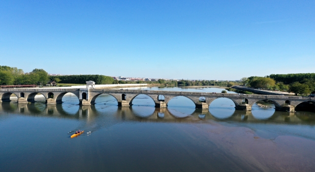 Edirne’nin ilk kürek sporcuları Meriç Nehri’nde antrenman yaptı