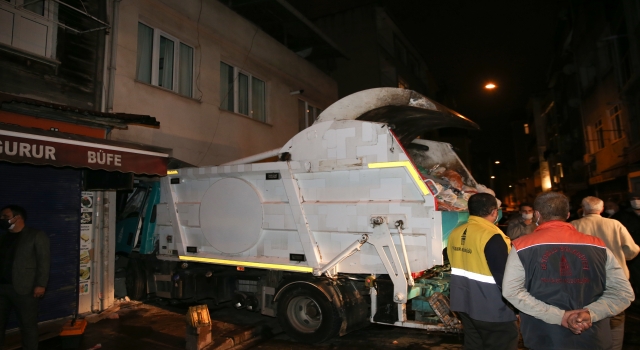 Beyoğlu’nda yokuş inen kamyon binaya çarptı 