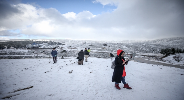 Uludağ’daki kar yağışı turizmcileri sevindirdi