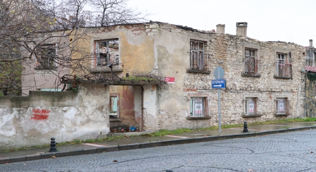 Kırklareli’nde tarihi binanın demir kapısının çalınma anı güvenlik kamerasında