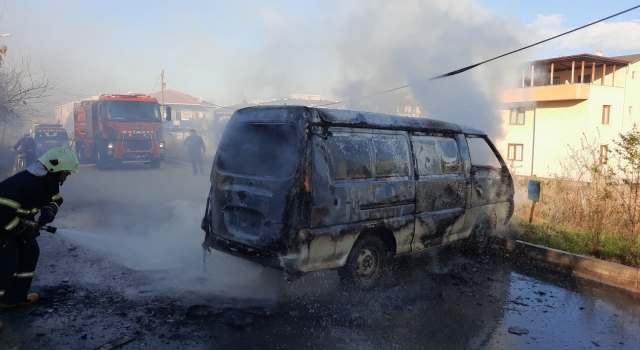 Çiftlikköy’de panelvan minibüs yandı