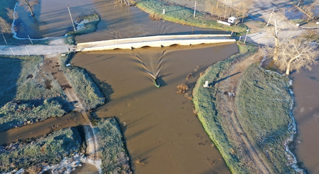 Edirne’de yer yer taşkın yapan Tunca Nehri yatağına dönmeye başladı