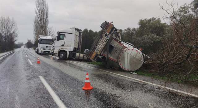 Bursa’da devrilen tankerin sürücüsü yaralandı