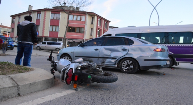 Karasu’da otomobilin çarptığı motosiklet sürücünü yaralandı