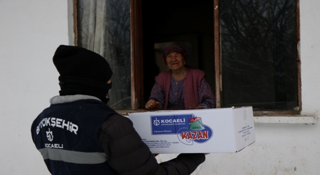 Kocaeli’de belediye ekipleri kar yağışına rağmen ihtiyaç sahiplerine sıcak yemek ulaştırıyor