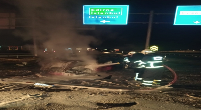 Kırklareli’nde tıra çarparak alev alan otomobildeki 3 kişi yaralandı