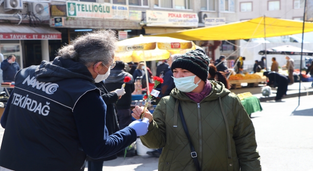 Tekirdağ’da polisten kadınlara karanfil