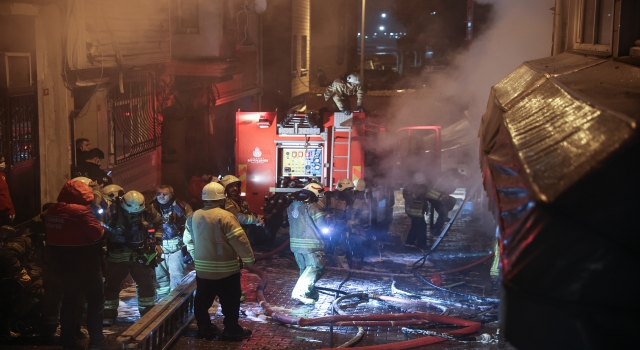 Fatih’te iki katlı ahşap binada çıkan yangın söndürüldü