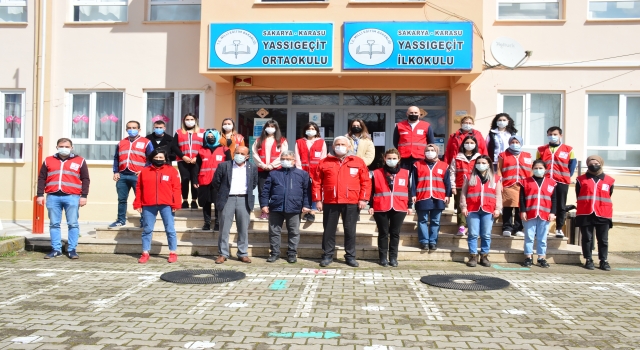 Türk Kızılay gönüllüleri, Sakarya’da okul duvarlarını boyadı