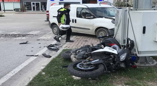 Bursa’da hafif ticari araçla çarpışan motosikletteki trafik polisi yaralandı