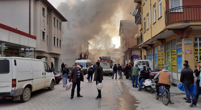 Bursa’da yangın çıkan binadaki Kovid19 hastaları ambulansla hastaneye kaldırıldı