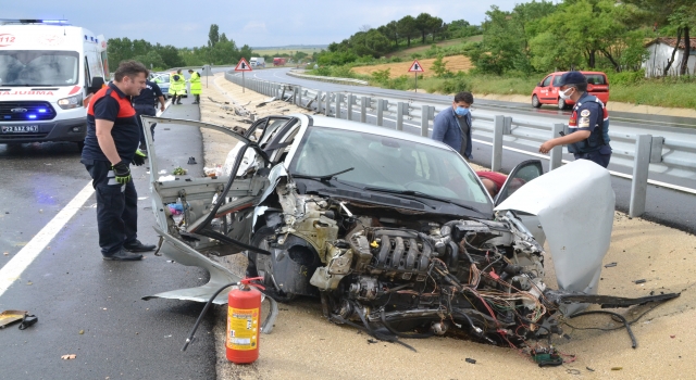 Keşan’da otomobil bariyerlere çarptı: 2 yaralı