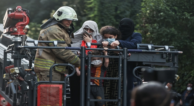 Zeytinburnu’nda yangın çıkan atölyenin bulunduğu binada mahsur kalanlar itfaiye ekiplerince kurtarıldı