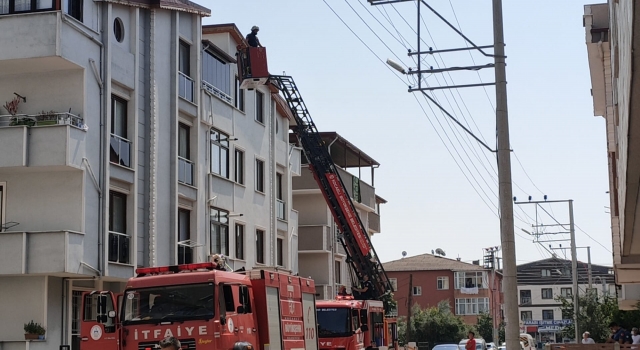 Kocaeli’de tadilat yapılan binanın çatısında çıkan yangın söndürüldü