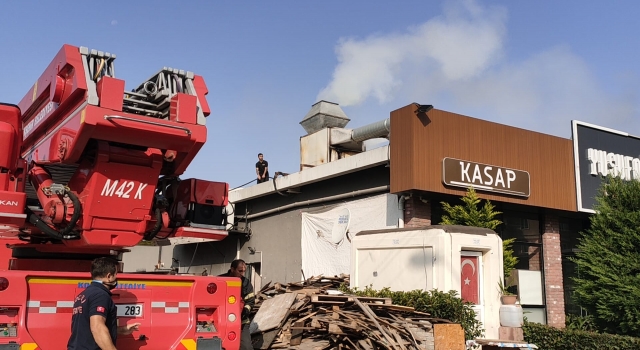 Kocaeli’de bir iş yerinin bacasında çıkan yangın söndürüldü