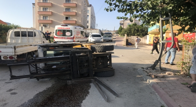 Bilecik’te aydınlatma direğine çarpan forklift devrildi: 1 ölü