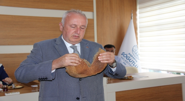 Söğütlü Belediye Başkanı Özten, siyez tohumundan elde edilen ürünleri tanıttı 