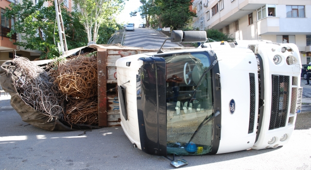 Maltepe’de hurda taşıyan kamyon devrildi