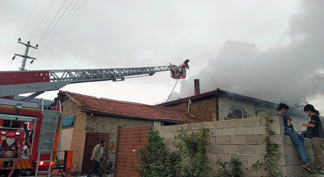 Sakarya’da yangına müdahale eden itfaiye eri çatıdan düşerek yaralandı