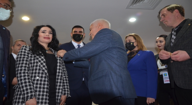 İYİ Parti Genel Başkan Yardımcısı Aydın, Kocaeli’de partisine katılanlara rozet taktı