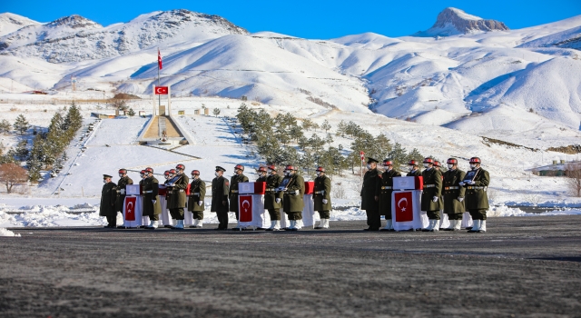 Hakkari’de şehit askerler için tören düzenlendi