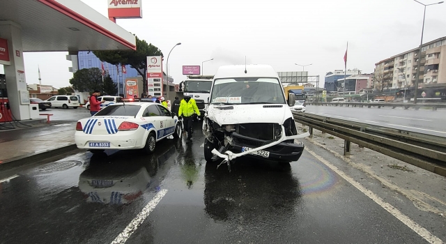 Kocaeli’de kamyonla çarpışan servis minibüsündeki 2 kişi yaralandı