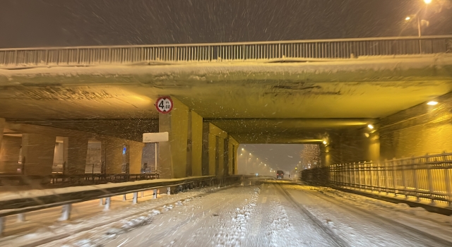 İstanbul’da kar yağışı trafikte aksamalara sebep oluyor