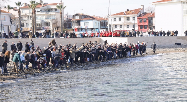 Bursa’da mübadiller atalarını denize karanfil bırakarak andı