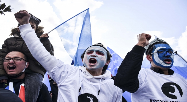 İstanbul’da Çin’de düzenlenen Pekin Kış Olimpiyatları protesto edildi