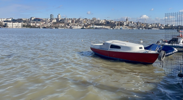 Haliç’te suyun rengi kahverengiye dönüştü