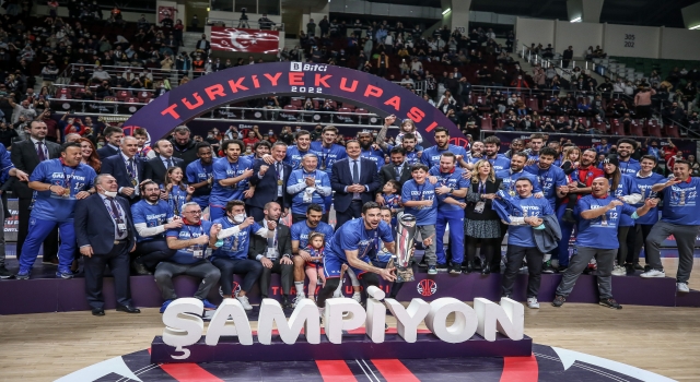 Anadolu Efes şampiyonluk kupasını aldı