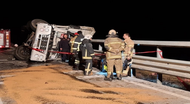 Bursa’da devrilerek bariyerlere çarpan kamyondaki 2 kişiden biri öldü