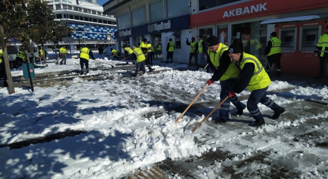 Bursa’da geçitler, kaldırımlar ve metro girişlerindeki buzlar temizleniyor