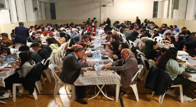 Bağcılar Belediye Başkanı Lokman Çağırıcı öğrencilerle iftar yaptı