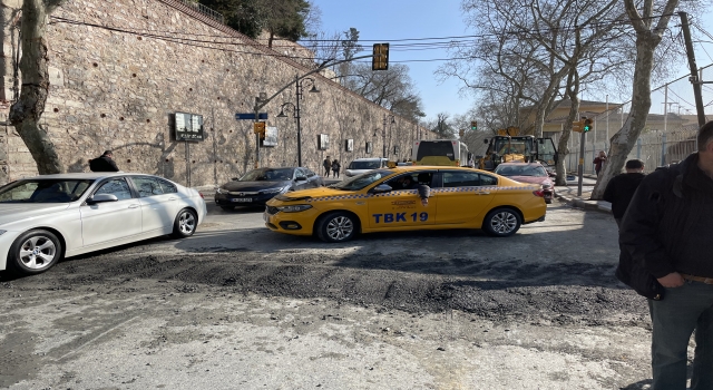 Beşiktaş’ta elektrik hattı onarımı sırasında yol çöktü 