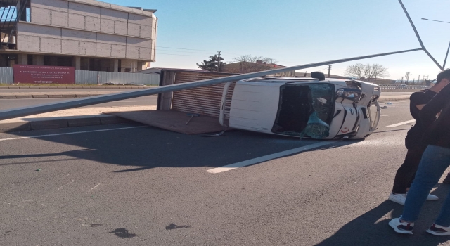 Tekirdağ’da aydınlatma direğine çarpan kamyonetin sürücüsü yaralandı