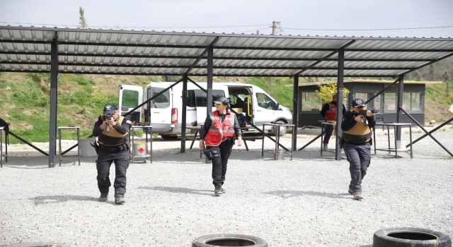 Atış eğitmeni kadın polis, meslektaşlarına hedefi 12’den vurmayı öğretiyor