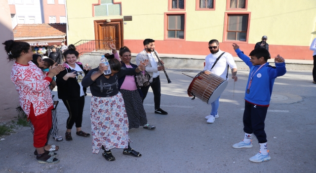 Edirneli başarılı güreşçi, mahallesinde davul zurnayla karşılandı