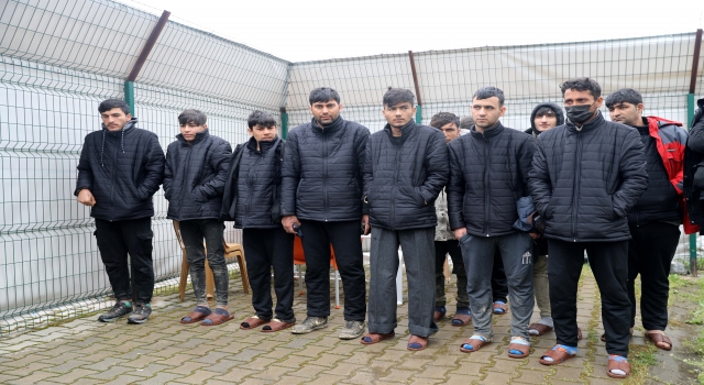 Yunanistan’ın yarı çıplak geri ittiği düzensiz göçmenlere Türkiye merhamet gösterdi