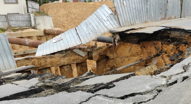 Sultangazi’de yol çökmesi sonucu İSKİ’ye ait su borusu patladı