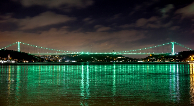 İstanbul’un köprüleri skolyoz hastalığına dikkati çekti