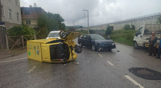 Kocaeli’de otomobille çarpışarak devrilen teslimat aracının sürücüsü yaralandı