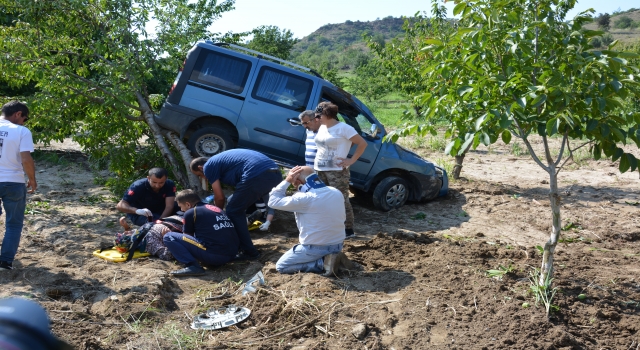 Bilecik’te tarlaya savrularak ağaçta asılı kalan araçtaki 2 kişi yaralandı