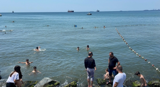 Florya’da kanalizasyondan denize akan kirli su vatandaşları tedirgin ediyor