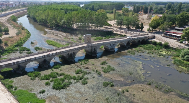 Edirne’de sıcak hava nedeniyle debisi düşen Tunca ve Meriç nehirleri dip seviyede akıyor