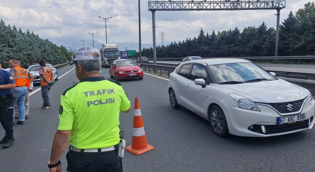 Kocaeli’de otoyolda aracının lastiğini onarmaya çalışan sürücüye kamyonet çarptı 