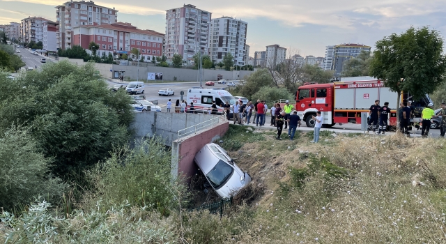 Edirne’de bir otomobil su kanalına düştü