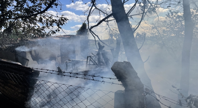 Edirne’de otluk alanda çıkan yangında çiftlik evi zarar gördü